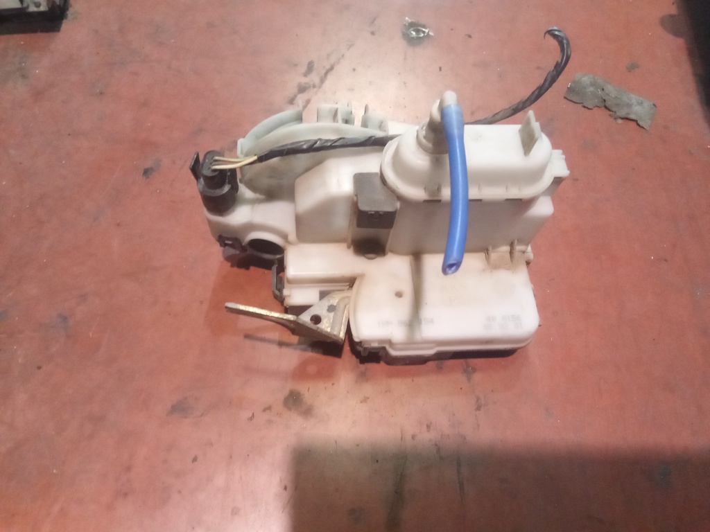 Cerradura delantera derecha Wolkswagen polo '99