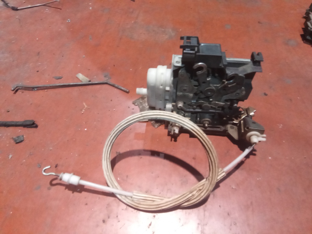 Cerradura delantera izquierda audi a4 '99