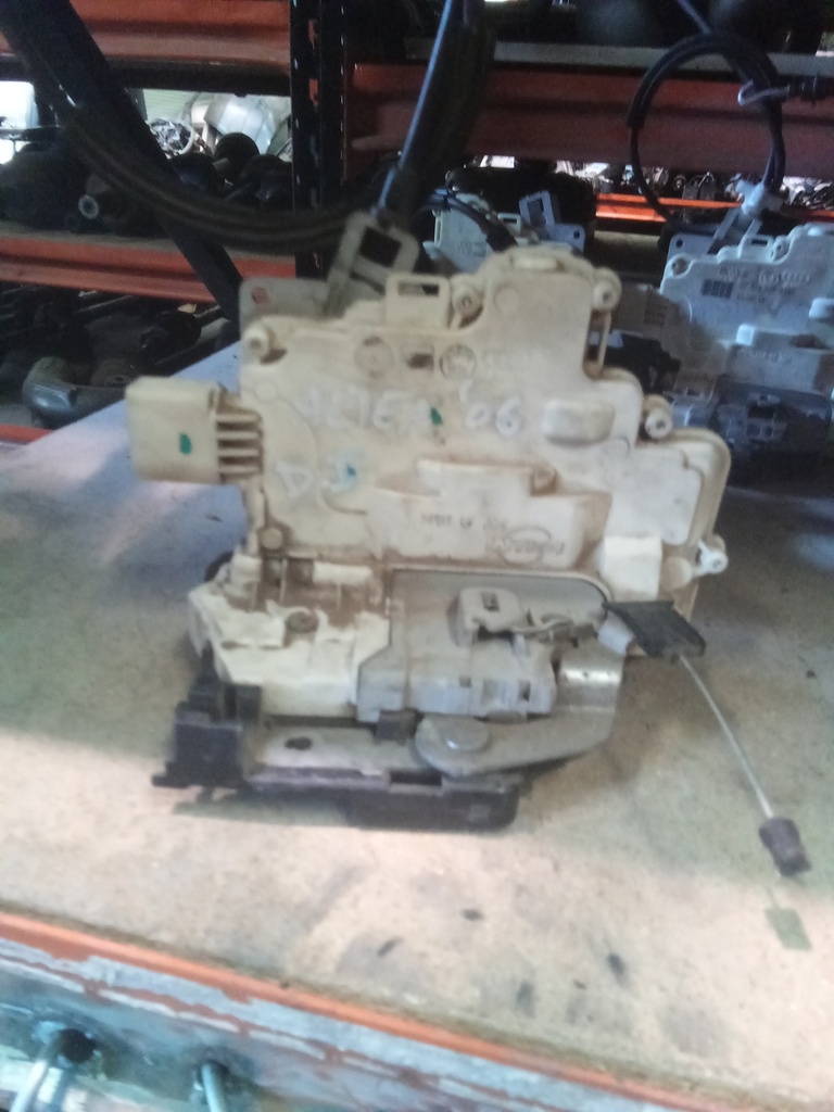 Cerradura delantera izquierda seat león '07