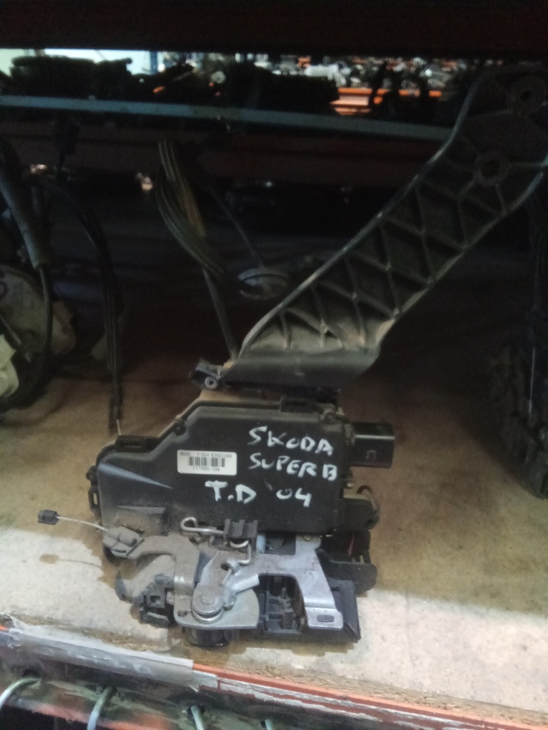 Cerradura trasera derecha skoda superb '04