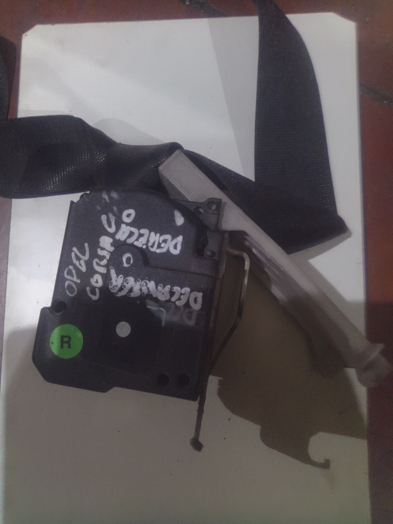 Cinturon delantero derecho opel Corsa c '03