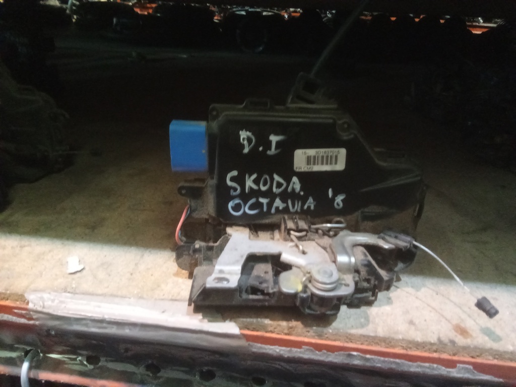 Cerradura delantera izquierda skoda Octavia '08