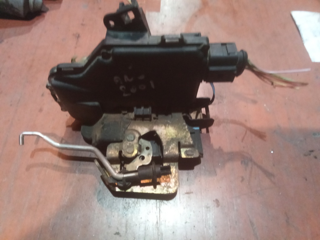 Cerradura delantera derecha audi a6 '01