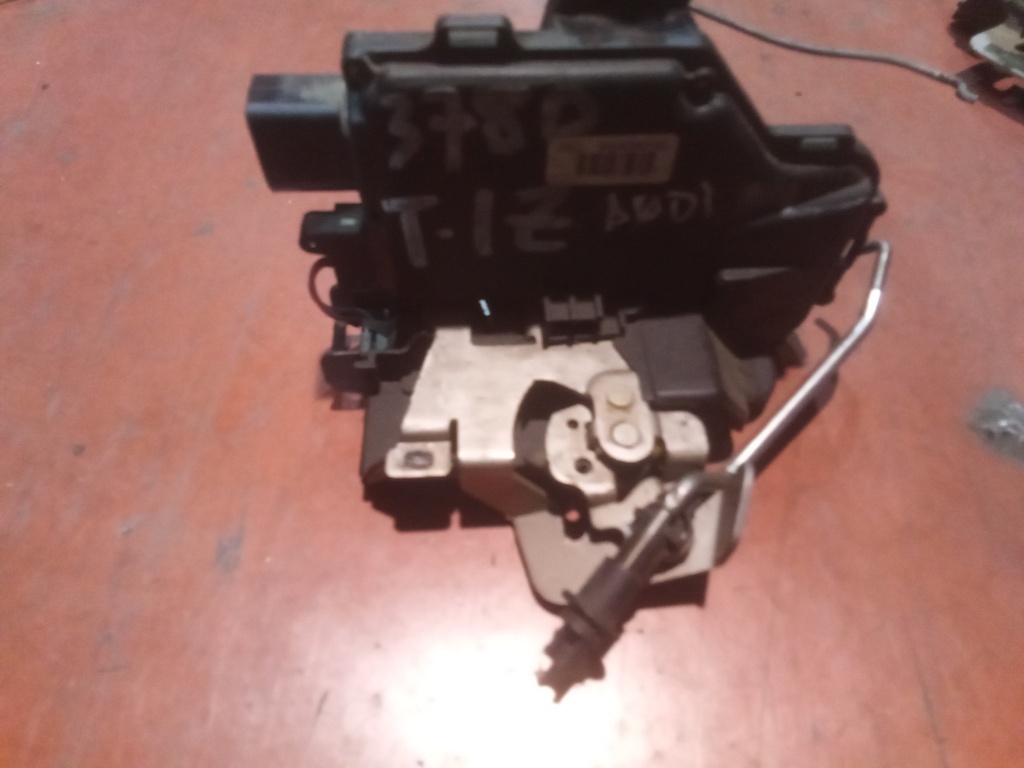 Cerradura trasera izquierda audi a4 '01