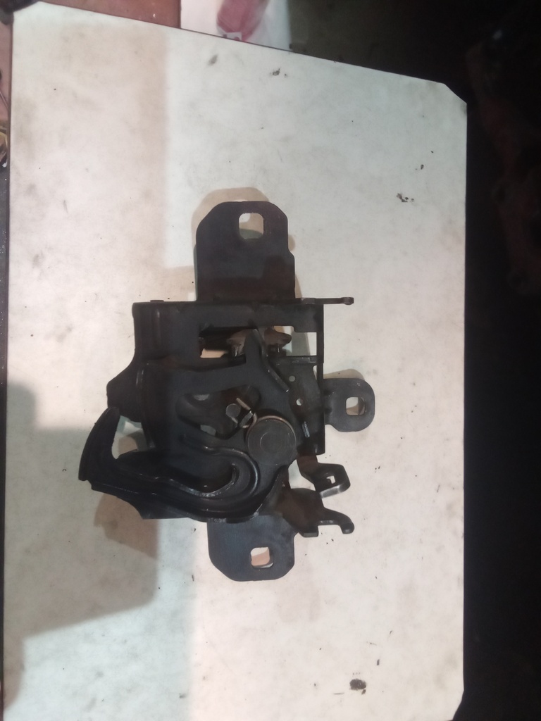 Cerradura capo Volkswagen golf IV '01