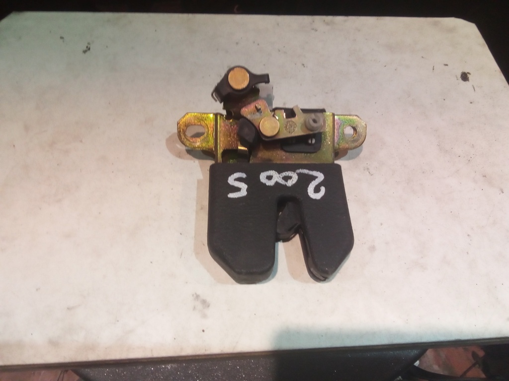 Cerradura maletero Volkswagen Passat '04