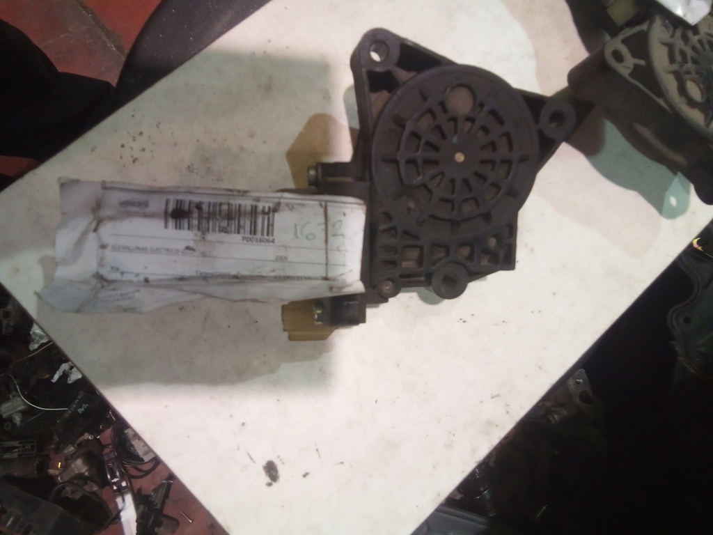 Motor elevalunas delantero izquierdo Kia carens '08