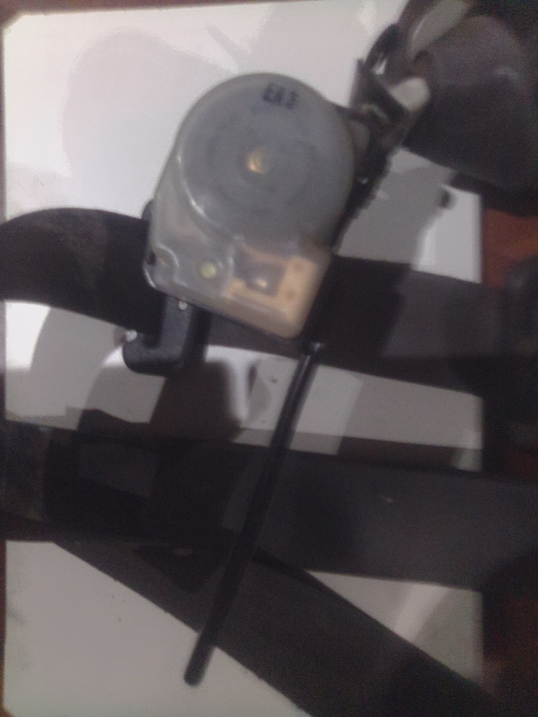 Cinturon delantero derecho opel monterey