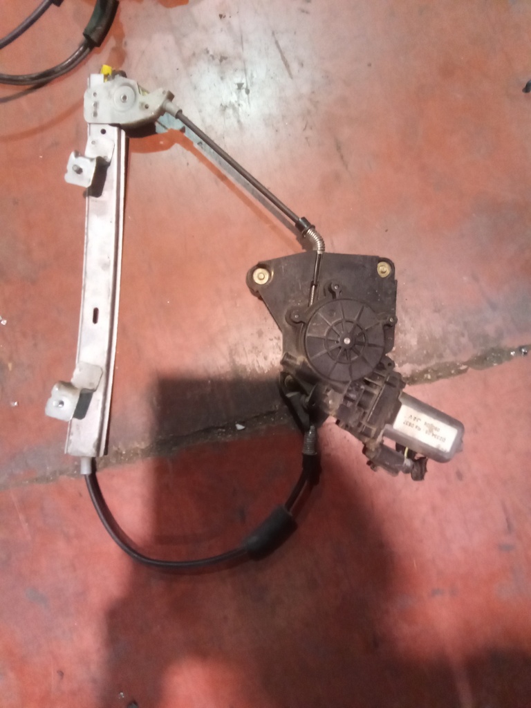 Elevalunas trasero izquierdo alfa Romeo 156 '04