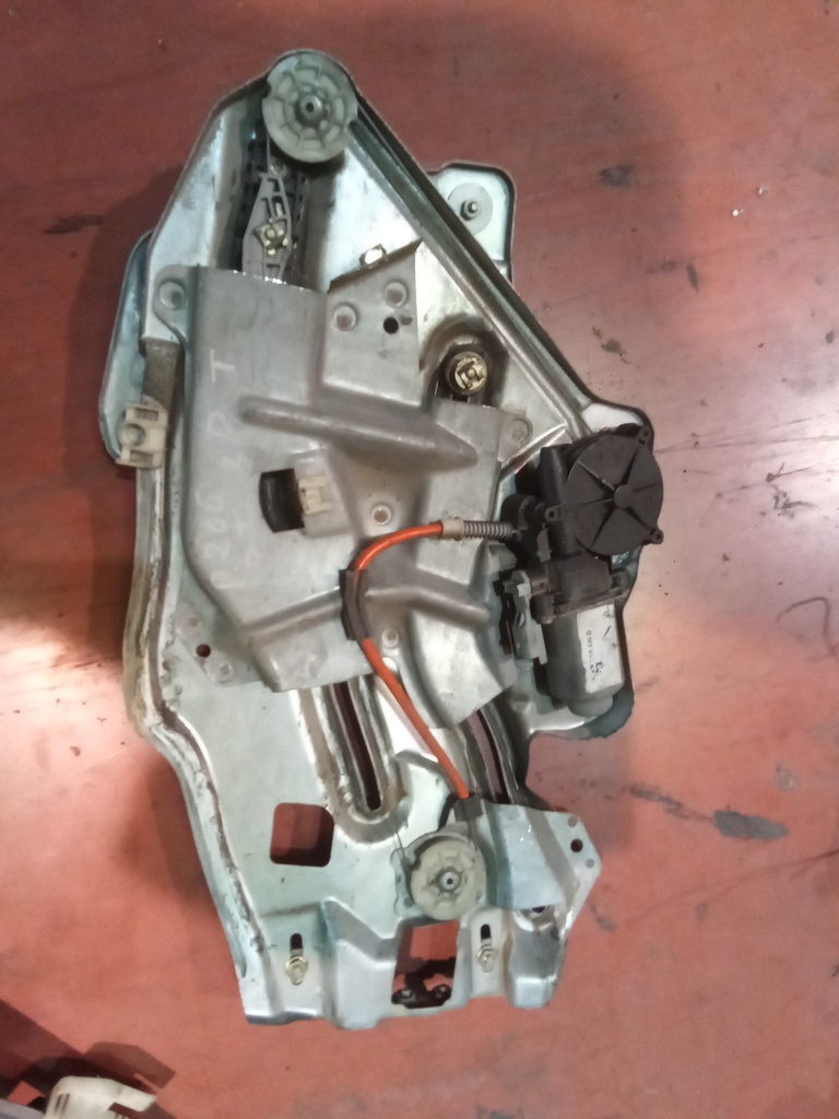 Elevalunas trasero derecho Peugeot 206cc '02