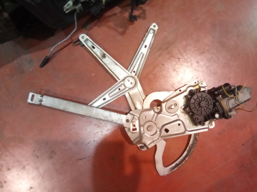 Elevalunas delantero derecho BMW serie 3 e21 '98