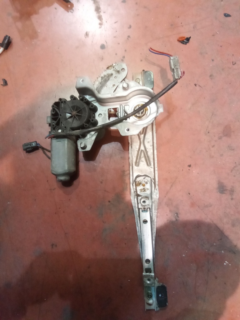 Elevalunas trasero derecho rover serie 400 '97