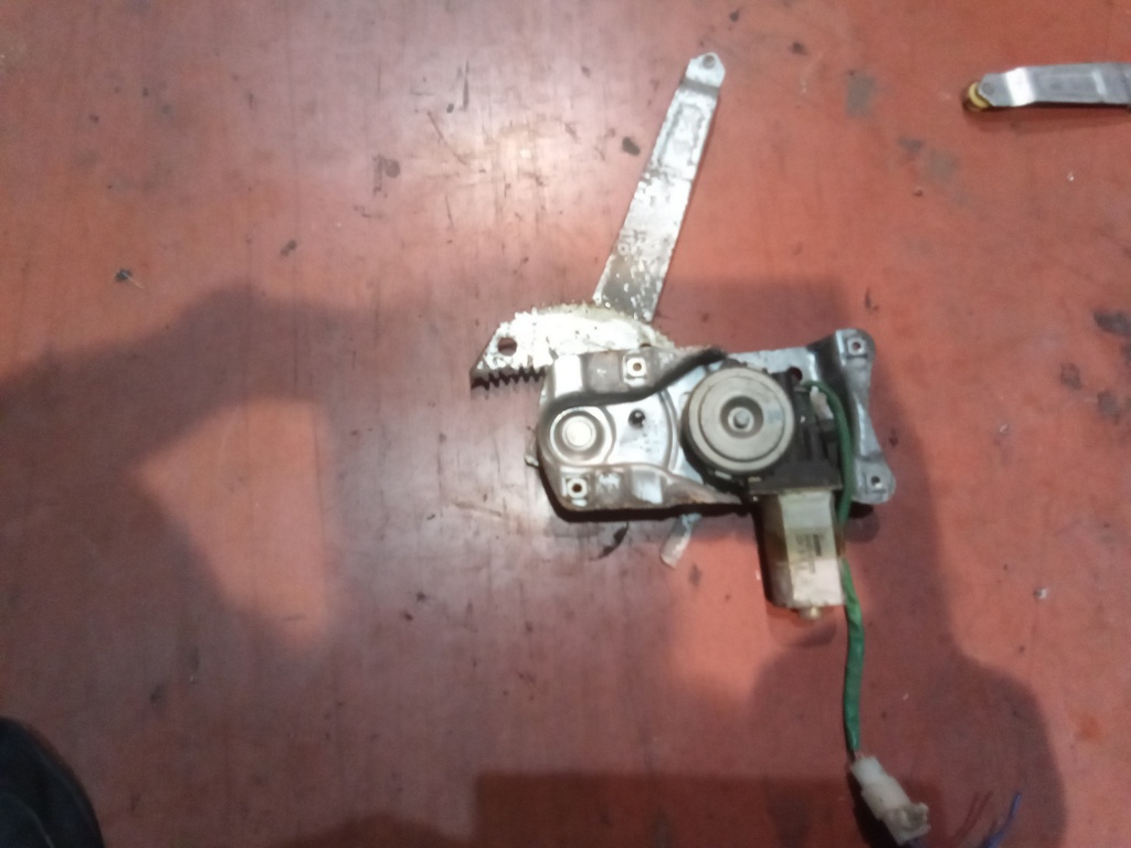 Elevalunas trasero derecho mazda demio '99