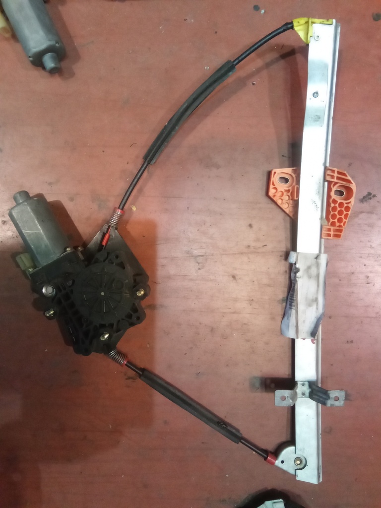 Elevalunas delantero izquierdo Ford fiesta '02