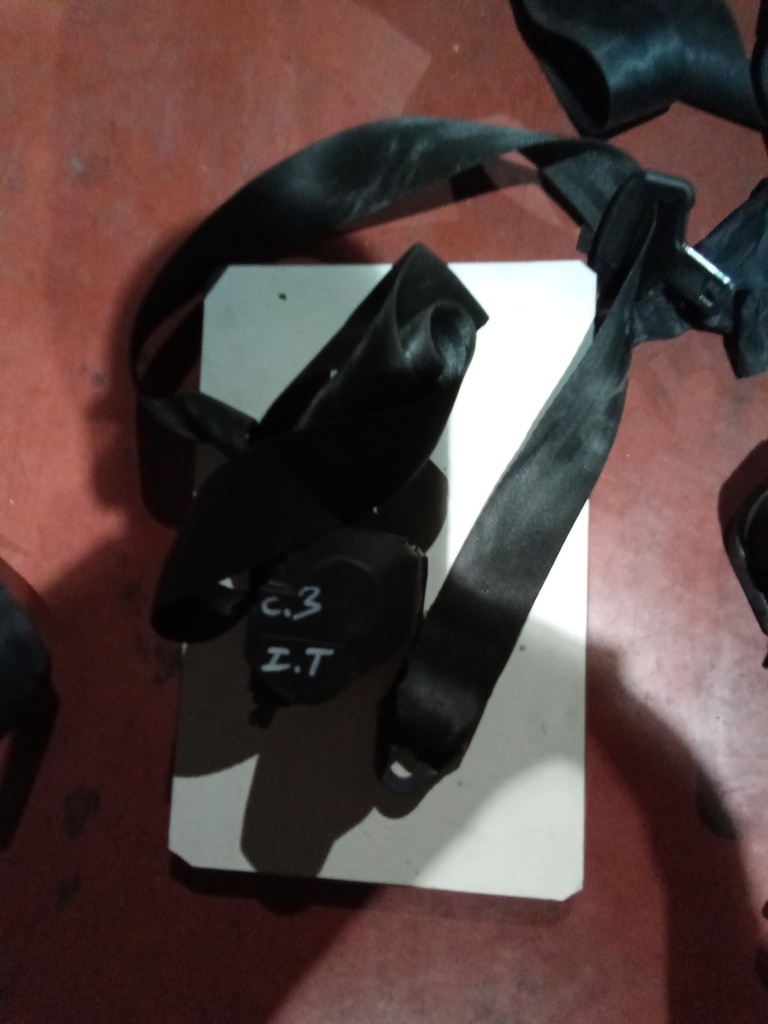 Cinturon trasero izquierdo citroen c3 '03
