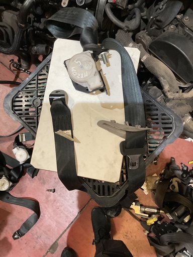 Cinturon trasero izquierdo mazda 5 ‘06
