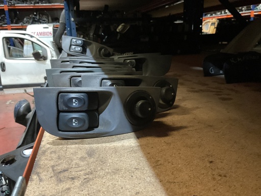 [Sin referencia] Botonera eleva lunas renault megane i ‘02