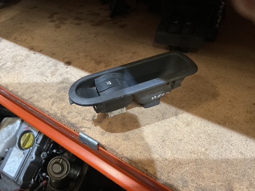 [Sin referencia] Botonera eleva lunas tras. renault megane ii’05