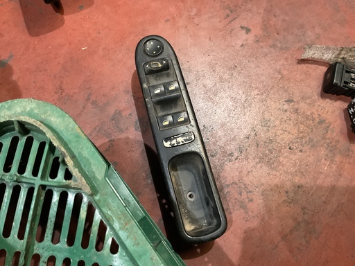 [Sin referencia] Botonera eleva lunas peugeot 307 ‘02