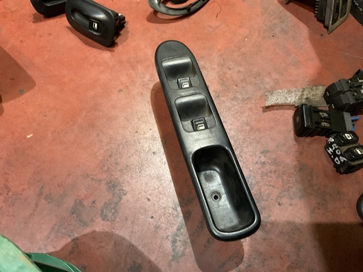 [Sin referencia] Botonera eleva lunas peugeot 307 ‘01