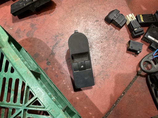 [13228709] Botonera eleva lunas derecha opel astra h’07