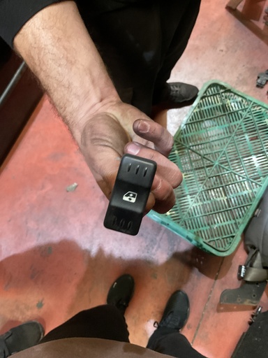 [Sin referencia] Botonera eleva lunas dacia logan ‘07