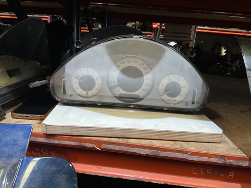 [A2115407411] Cuadro instrumentos mercedes clase c w211