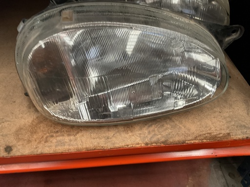[Sin referencia] Faro derecho opel Corsa b
