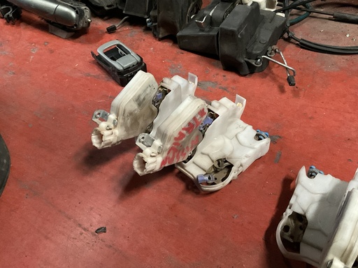 [Sin referencia] Cerradura delantera izquierda nissan x-trail ‘03