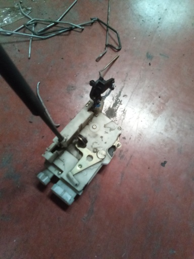 Cerradura delantera izquierda alfa 166 '99