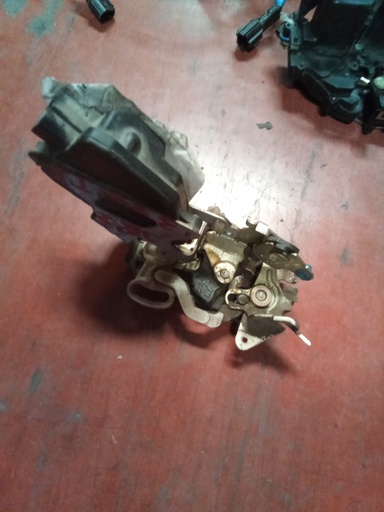 Cerradura trasera izquierda Kia rio '03