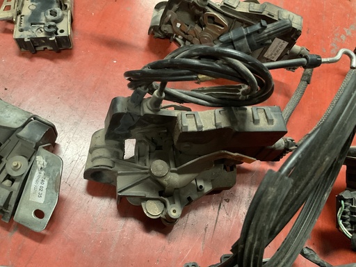 [Sin referencia] Cerradura trasera derecha mercedes ml ‘07