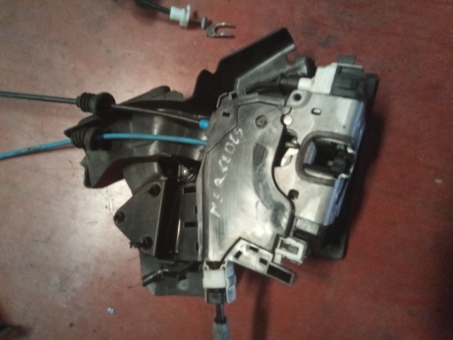 [A2047300435] Cerradura trasera derecha Mercedes clase c w204 '07