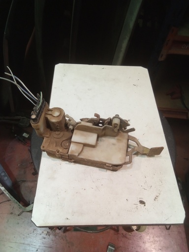 Cerradura delantera derecha Renault trafic '92