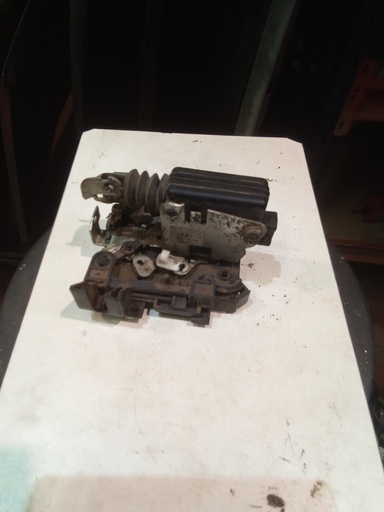 Cerradura delantera derecha dacia sandero '10