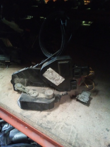 Cerradura delantera derecha Volvo v70 '99