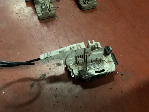 [45111168] Cerradura delantera izquierda mercedes sprinter ‘09