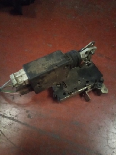 Cerradura delantera izquierda citroen saxo '99