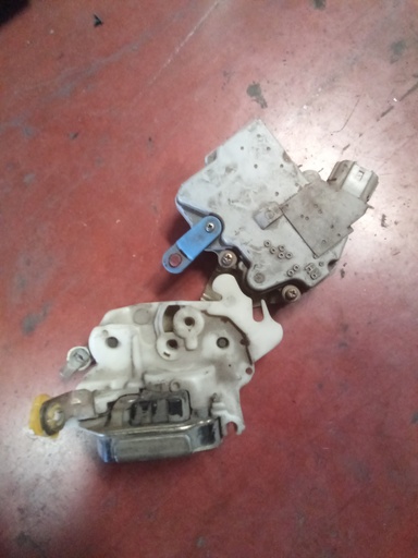 Cerradura delantera derecha Nissan Patrol '01