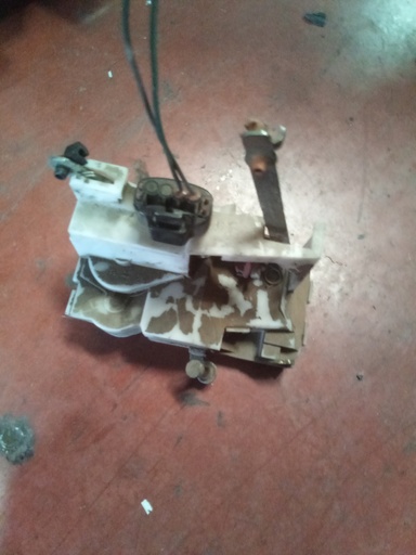 Cerradura delantera izquierda Toyota avensis '97