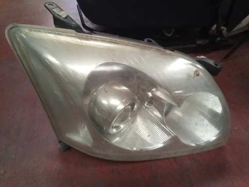 Faro derecho Toyota avensis '06
