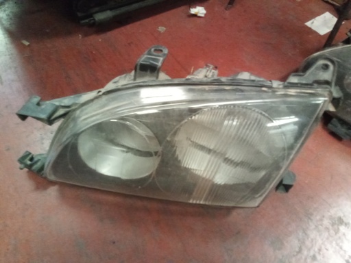 Faro izquierdo Toyota avensis '01