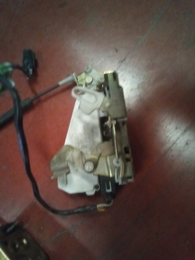Cerradura delantera derecha Ford escort '95
