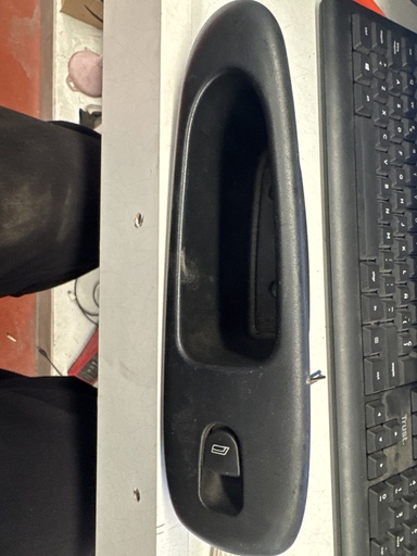 [156034426] BOTONERA ELEVALUNAS TRASERA IZQUIERDA ALFA ROMEO 156´04