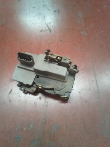 Cerradura delantera derecha Peugeot 206 '01