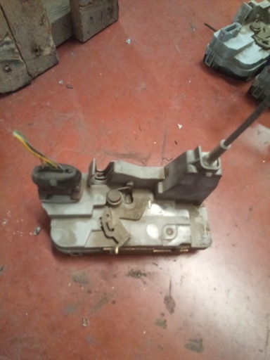 Cerradura trasera derecha Peugeot 307 '03