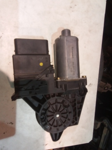 Motor elevalunas trasero izquierdo Volkswagen Passat '00