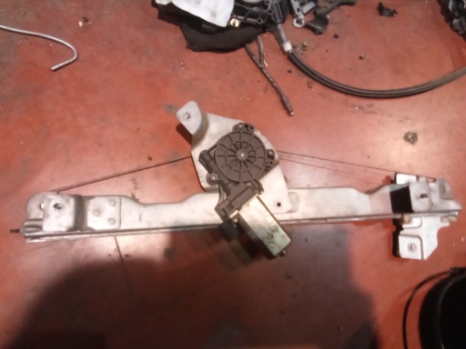 Elevalunas delantero derecho dacia sandero '10