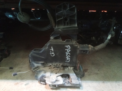 Cerradura trasera derecha Wolkswagen Passat '01