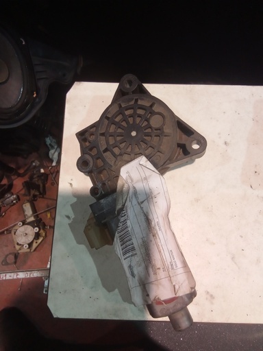 Motor elevalunas delantero derecho Kia carens '08